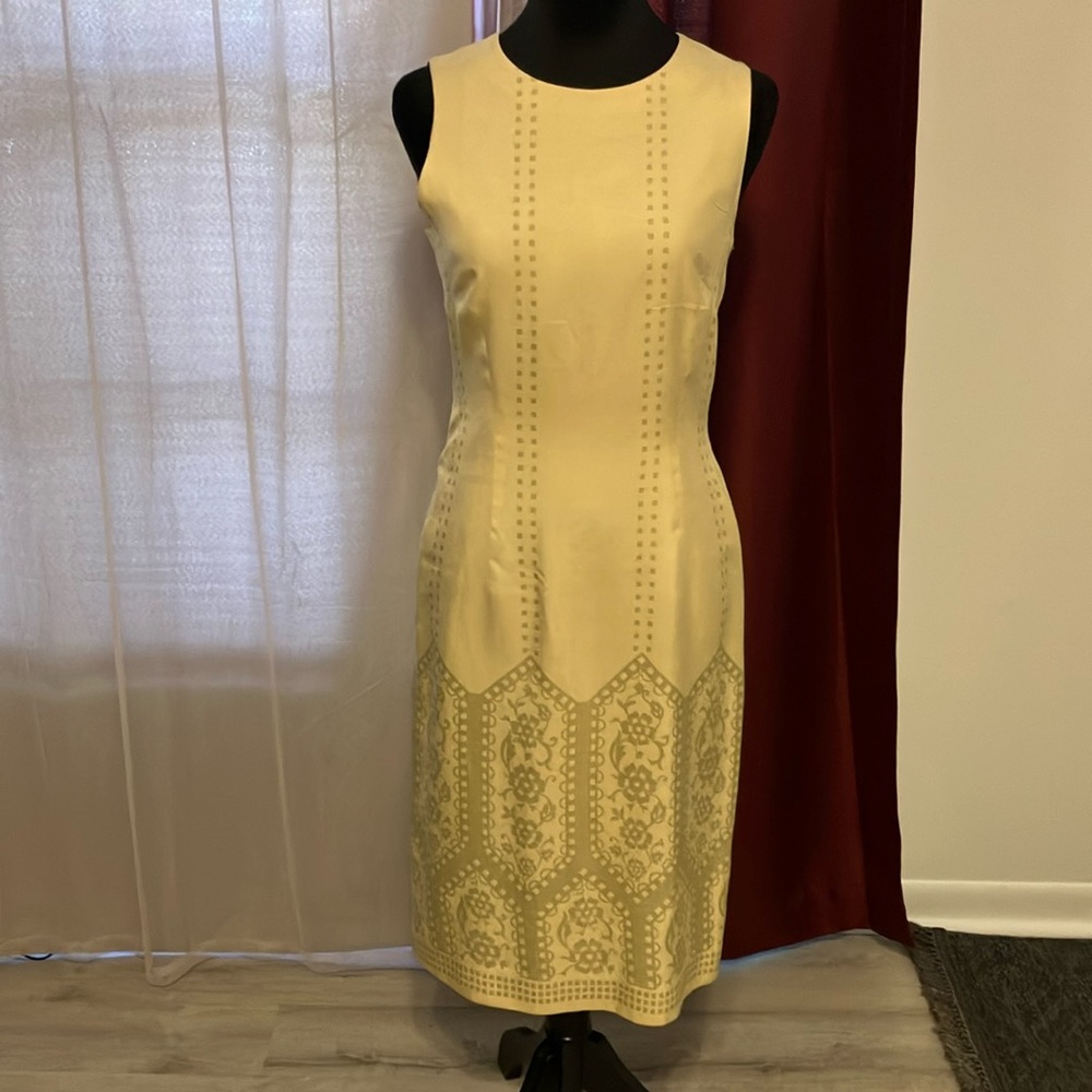 This beautiful 100% silk dress would accent anyone’s wardrobe.